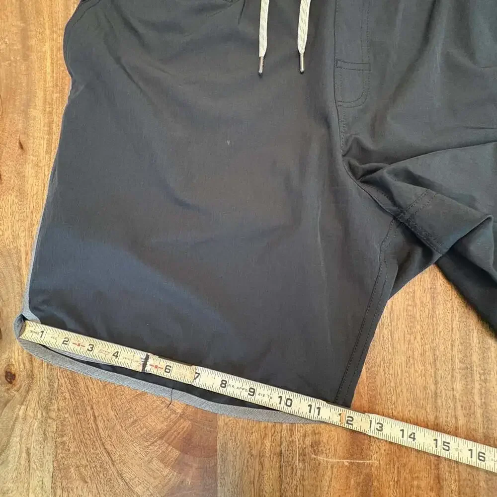 Vuori Shorts Mens 2XL Gray Athletic 7 Inch Inseam Zip Pocket Gym Running